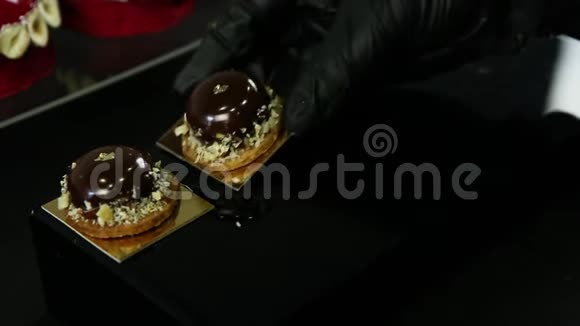 甜点手里放着许多小圆巧克力甜点视频的预览图