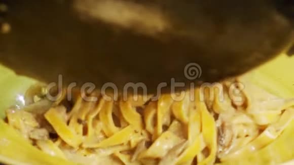 阿尔弗雷多蘑菇酱法特奇的慢动作视频的预览图