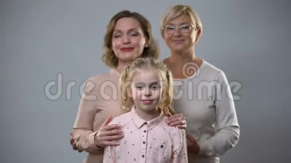 母亲和奶奶拥抱女孩女性支持和照顾子女抚养家庭视频的预览图