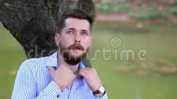 长胡子的人在公园里摆姿势视频的预览图