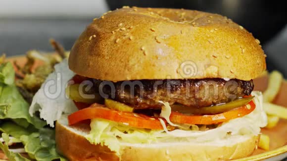 一个大汉堡包放在面包上里面有慢动作的蔬菜视频的预览图