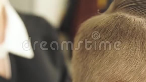 女性手工制作的男性头发用剪刀和梳子在美发沙龙近距离理发师做发型视频的预览图