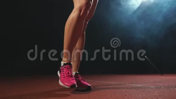 运动员在运动场地的跑道上垫上运动垫在慢速运动中奔跑视频的预览图