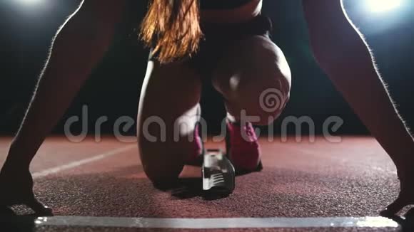 运动员在运动场地的跑道上垫上运动垫在慢速运动中奔跑视频的预览图