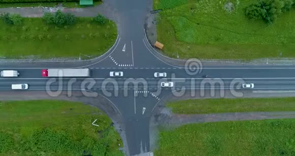 道路交通鸟瞰图上的十字路口视频的预览图