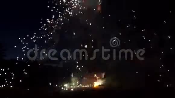 抢劫犯转动两个孟加拉火火花他们投掷了数百个火花视频的预览图