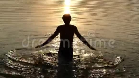 阿尔蒂日落的太阳在一个人的头上谁把水在它的斯隆莫视频的预览图