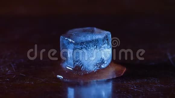立方体冰的解冻时光流逝视频的预览图