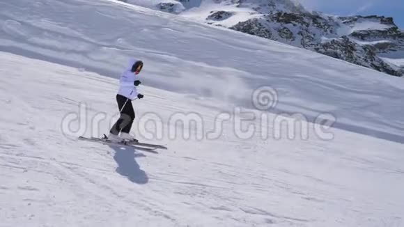 在运动侧景中女滑雪者在滑雪场上滑下山坡视频的预览图