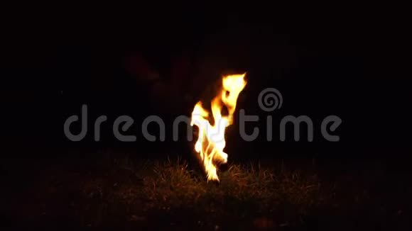 两根棍子是从一个火在覆盖着草的土壤上点燃的它们被养大视频的预览图