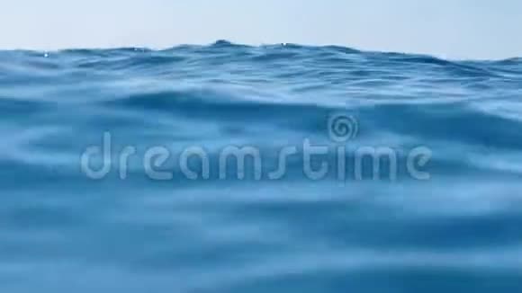 波浪在蓝色纯净的大海里相机在海洋中摆动生态概念视频的预览图