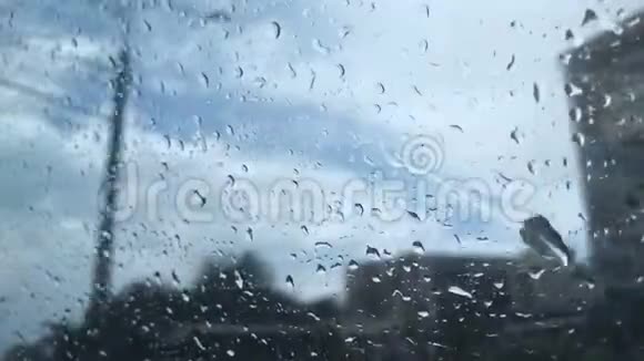 雨水滴在透明的汽车玻璃上视频的预览图