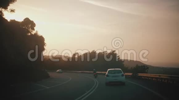 道路从车上看在蜿蜒的汽车上视频的预览图