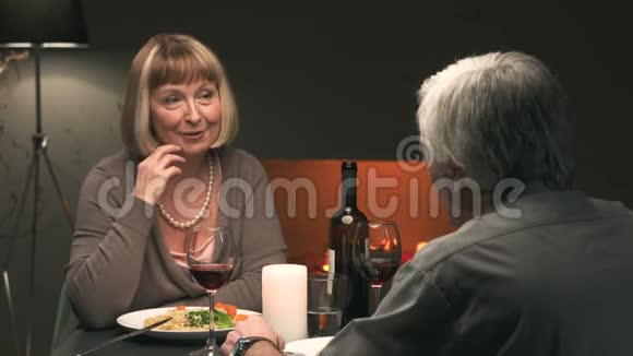 一对高级夫妻在餐馆里浪漫约会视频的预览图