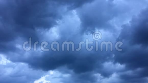 暴风云消失在蓝天上的烈日下积云乌云在灿烂的蓝天上形成时间推移视频的预览图