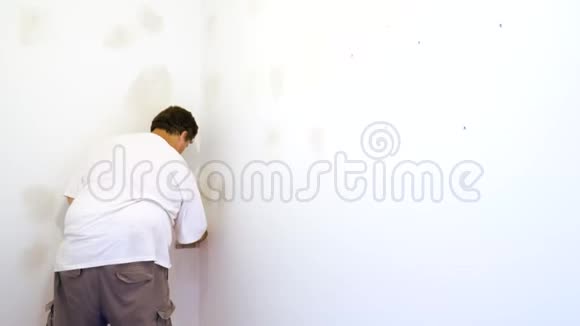 房子装修用抹子在墙上抹上石膏视频的预览图