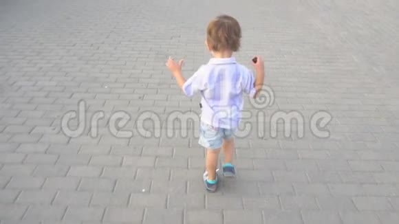 小男孩在路上奔跑视频的预览图
