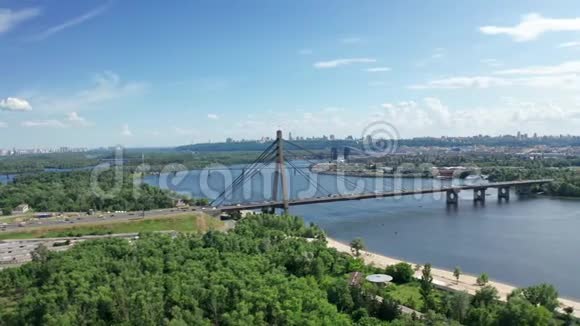 阳光明媚的夏日乌克兰基辅北桥的鸟瞰图视频的预览图