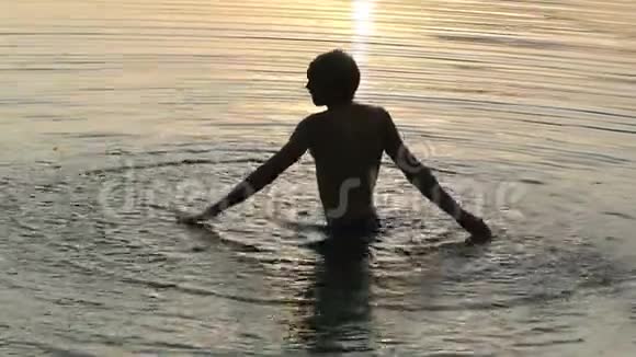 在斯洛莫日落时分金发男子在水中绕着自己转了一个大圈视频的预览图