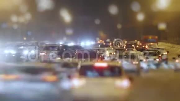 雪冬高速公路上的车辆通行视频的预览图