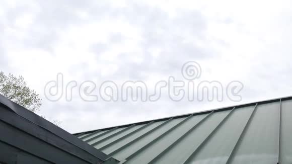 在一栋建筑的绿色金属屋顶上视频的预览图