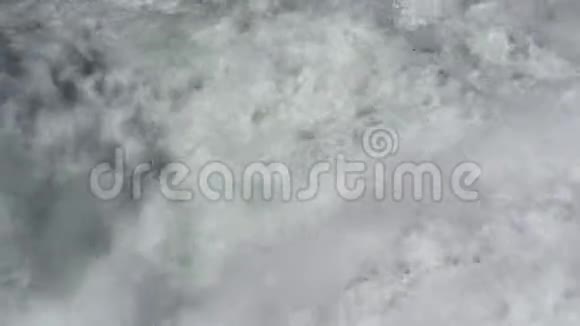 莱茵河在莱茵瀑布中流淌视频的预览图