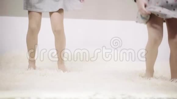 两个穿着连衣裙的女孩跳上一张特大床视频的预览图