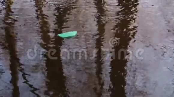绿色纸船溺水的水视频的预览图