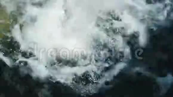 一股强烈的气泡和起泡的水流下来视频的预览图