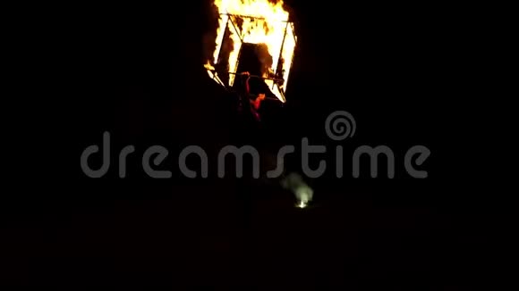 夜深人静的时候一个巨大的火焰在自己身上燃烧的魔方视频的预览图