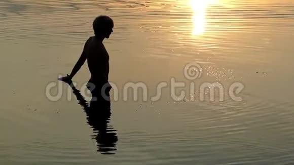 年轻人在河流中开凿看日落视频的预览图