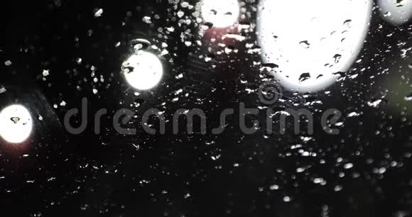 晚上在玻璃上下一滴雨视频的预览图