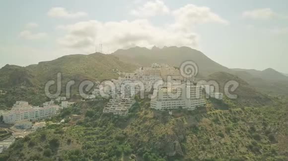 安达多山的西班牙小镇的鸟瞰图视频的预览图