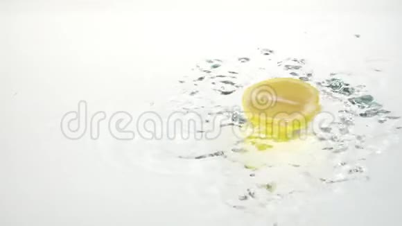 半个柠檬变成水白色背景慢动作视频的预览图