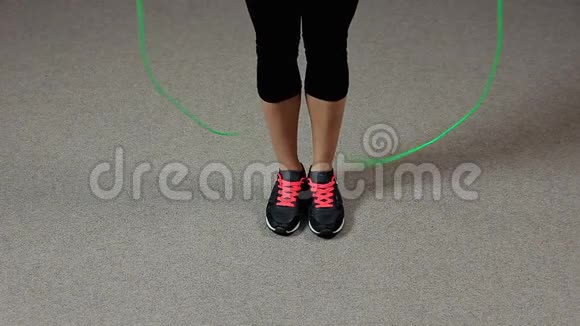 女运动员跳绳保持腿部健康积极锻炼视频的预览图