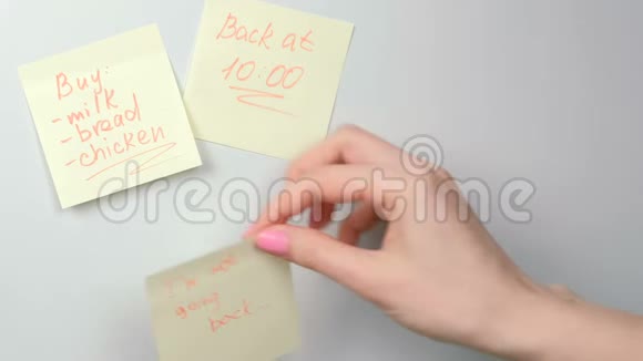 特写女人她的手粘着黄色的贴纸纸上面写着我不要再靠近其他贴纸了视频的预览图
