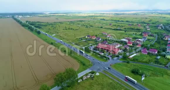 村庄空中视野附近的大路视频的预览图