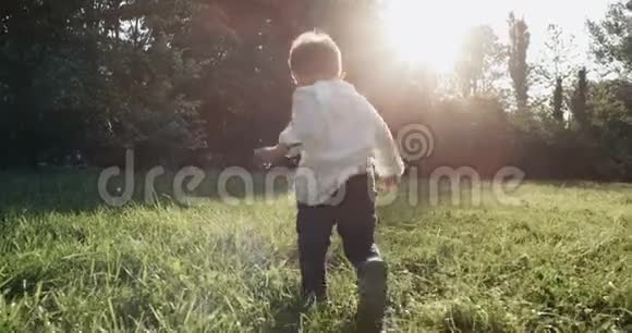 小男孩跑出去儿童在家庭园外奔跑的超慢动作孩子跑到日落前4k视频的预览图