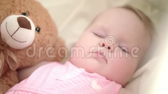 可爱的婴儿睡在床上玩具熊睡觉宝宝画像视频的预览图
