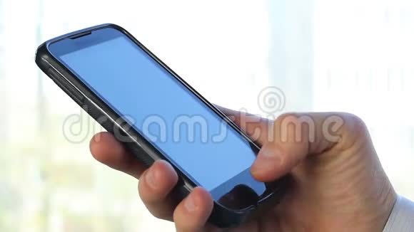 商人打字用双手发送短信特写视频的预览图