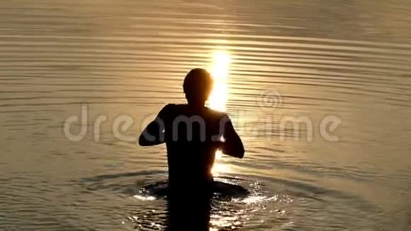 夏季日落时运动员在尼斯河上游蝶视频的预览图