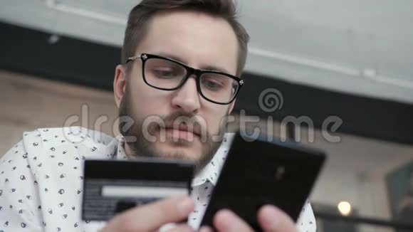 男士通过电话信用卡在线付款视频的预览图