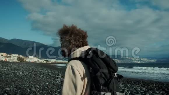 年轻的游牧民在史诗般的沙滩漫步视频的预览图