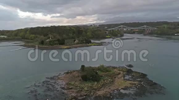鸟岛和教堂岛与梅奈桥和海峡在日落岛安格尔西北威尔士视频的预览图