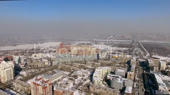 骑着直升机飞过冬天的城市城市烟雾在地平线上视频的预览图