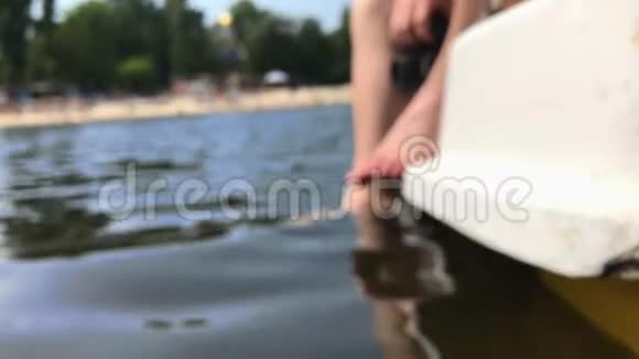 一个人坐在船上摸水视频的预览图