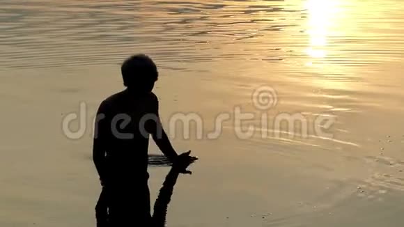 在阳光普照的小路上艺术家用手掌移动河水视频的预览图