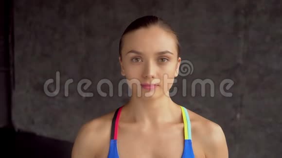 女运动员的肖像年轻的运动微笑的女人看着相机视频的预览图