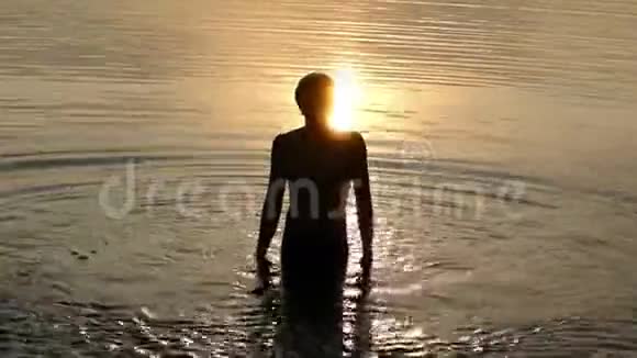 灿烂的日落在一个人的头上谁潜水驼峰和投掷水视频的预览图