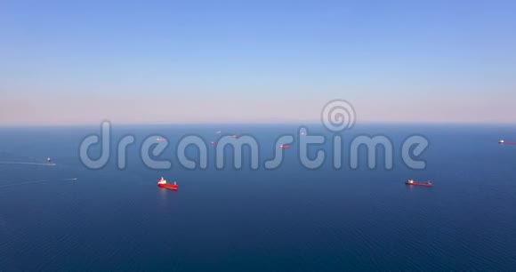 用红色船只俯瞰海景视频的预览图